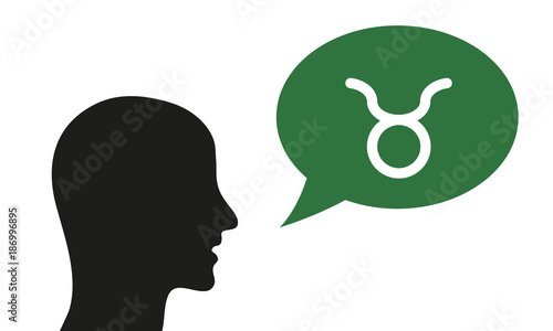Person spricht von Stier