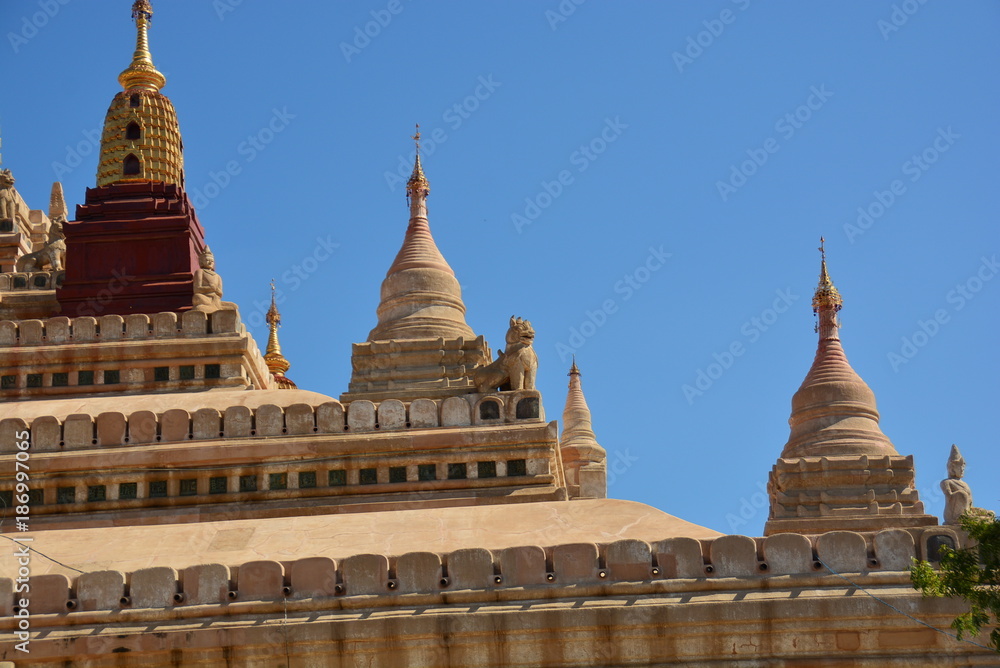Turist at the Ananda Phaya pagoda, Myanmar