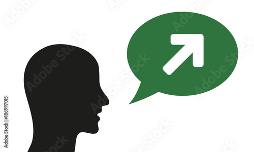 Person spricht von Pfeil oben rechts