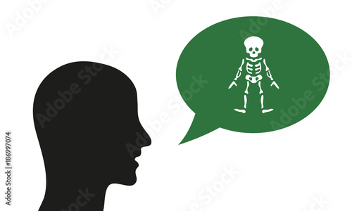 Person spricht von Skelett