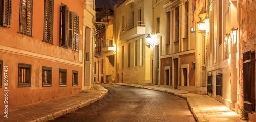 Obraz Plaka nocą, Ateny, tradycyjne budynki po bokach ulicy. Architektura w Grecji.