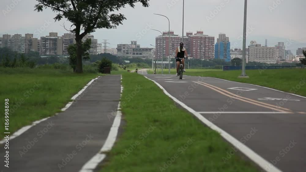 Taipei, Taiwan, embankment park, the weather is good Cycling bike riders Taipei, Taiwan, embankment park, the weather is good Cycling bike riders