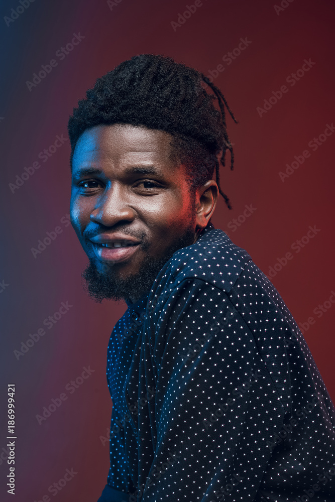 Obraz premium happy african american man looking at camera isolated on burgundy
