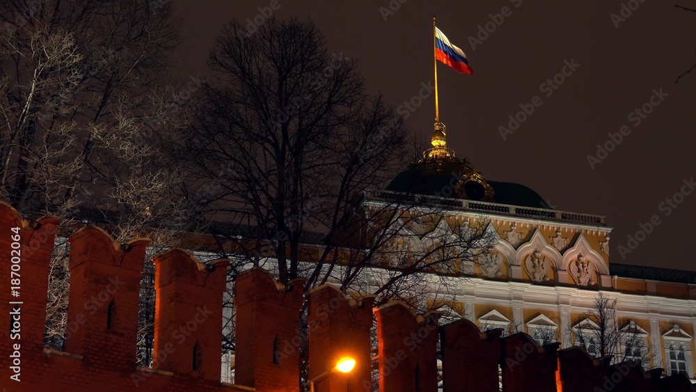 Naklejka premium Waving flag of Russia above the Moscow Kremlin at night