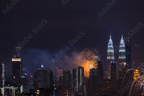 Canvas Print KUALA LUMPUR, MALAYSIA - 1ST JANUARY 2018; Fireworks explode near Malaysia's landmark Petronas Twin Towers during New Year celebrations in Kuala Lumpur