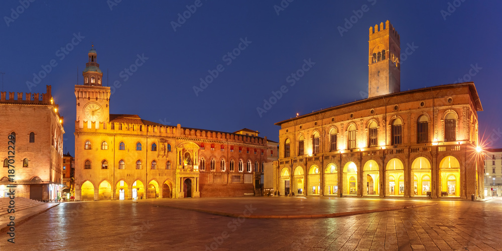 Obraz premium Panorama placu Piazza Maggiore z Palazzo del Podesta i Palazzo d'Accursio lub Palazzo Comunale w nocy, Bolonia, Emilia-Romania, Włochy