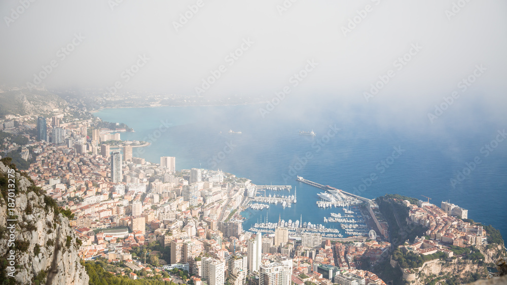 Obraz premium Monaco dans les nuages