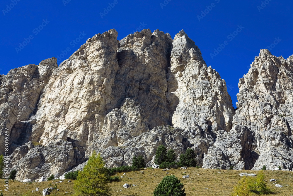 Die Cirspitzen (ladinisch: Pizes de Cir, italienisch: Gruppo del Cir, in der älteren deutschsprachigen Literatur findet man auch die Schreibweise Tschierspitzen) sind eine Berggruppe nördlich des Gröd Die Cirspitzen (ladinisch: Pizes de Cir, italienisch: Gruppo del Cir, in der älteren deutschsprachigen Literatur findet man auch die Schreibweise Tschierspitzen) sind eine Berggruppe nördlich des Gröd