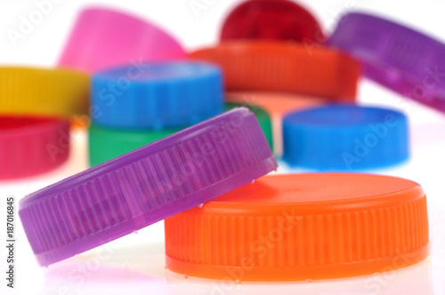Bouchons en plastique de différentes couleurs