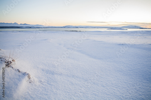Schneelandschaft mit See © Colin