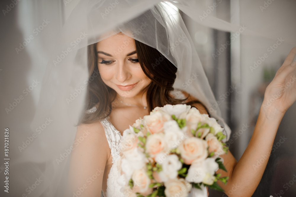 Naklejka premium Beautiful bride with stylish make-up in white dress
