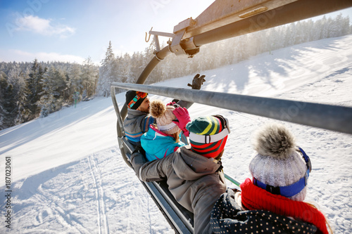 Εκτύπωση καμβά Back view of skiers in ski lift