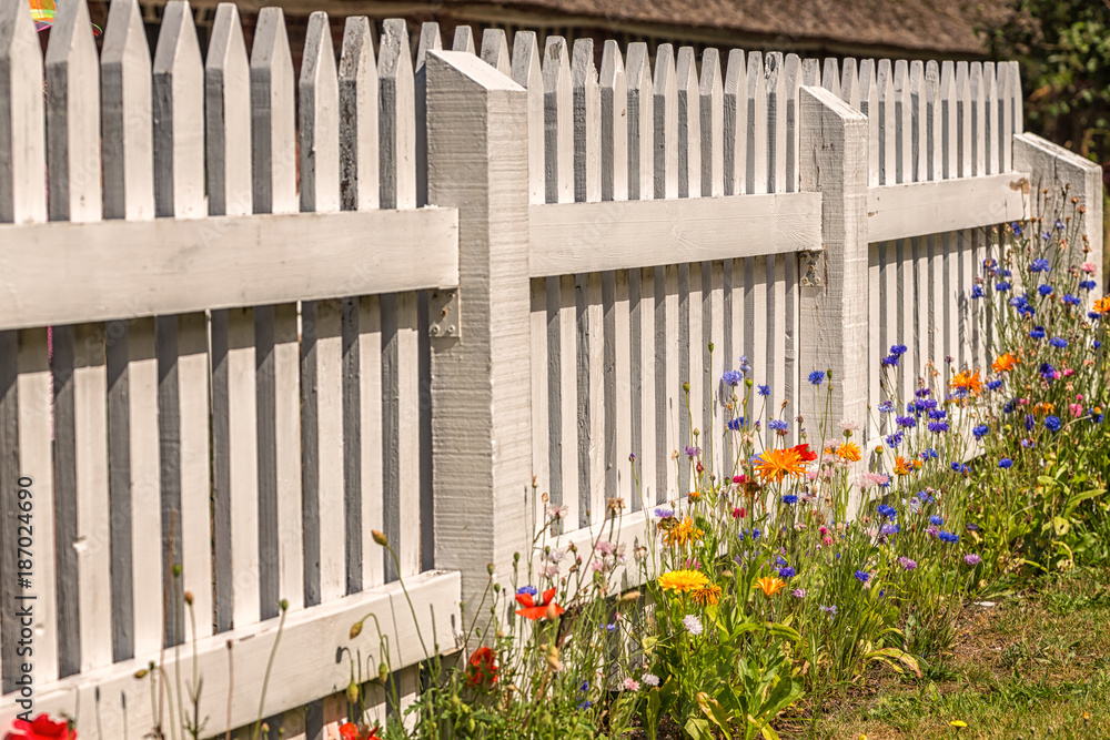 weißer Gartenzaun weißer Gartenzaun