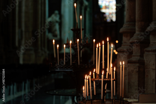 Fotografie group of candles in a European cathedral
