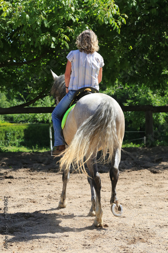 Pferd (Schimmel) mit Reiterin © Bittner KAUFBILD.de