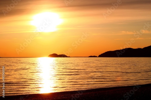 Idyllische Stimmung / Traumhafter Sonnenuntergang am Strand photo