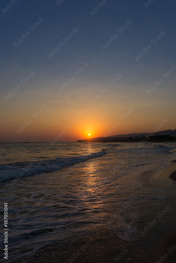 Blick auf die untergehende Sonne am wunderschönen Meer von Kreta