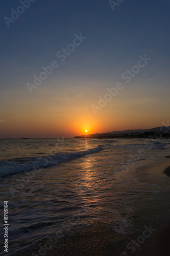 Blick auf die untergehende Sonne am wundersch  nen Meer von Kreta
