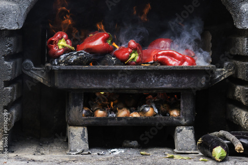 Gegrilltes Gemüse mit Paprika Zwiebeln und Aubergine im Steinofen