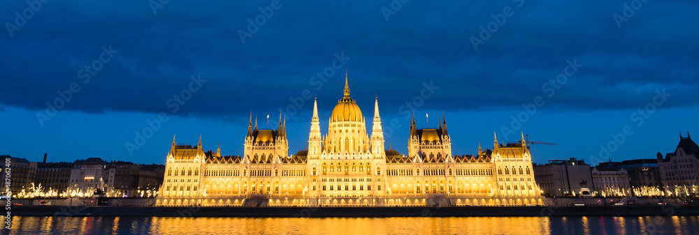 Obraz Budapest Parliament building in the evening.