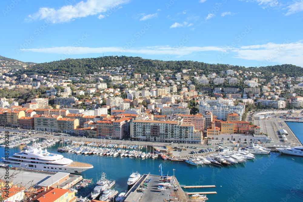 Vue sur le port de Nice depuis la colline du château, cote d’Azur, France
