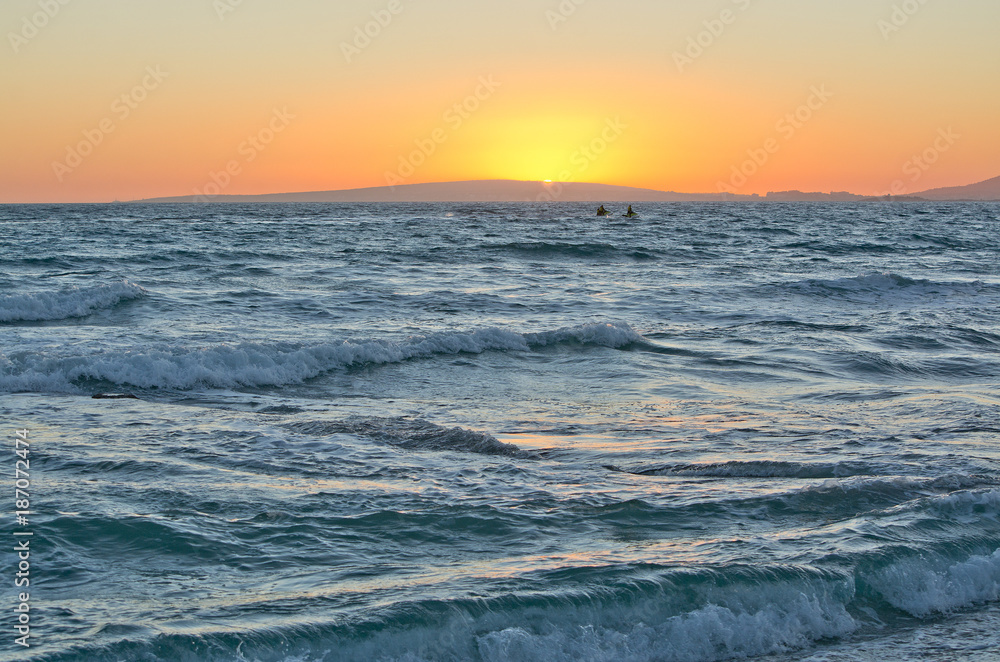Fototapeta premium Golden sunset and ocean horizon