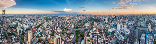 piękna pozioma panorama miasta Bangkok w Tajlandii z drapaczem chmur