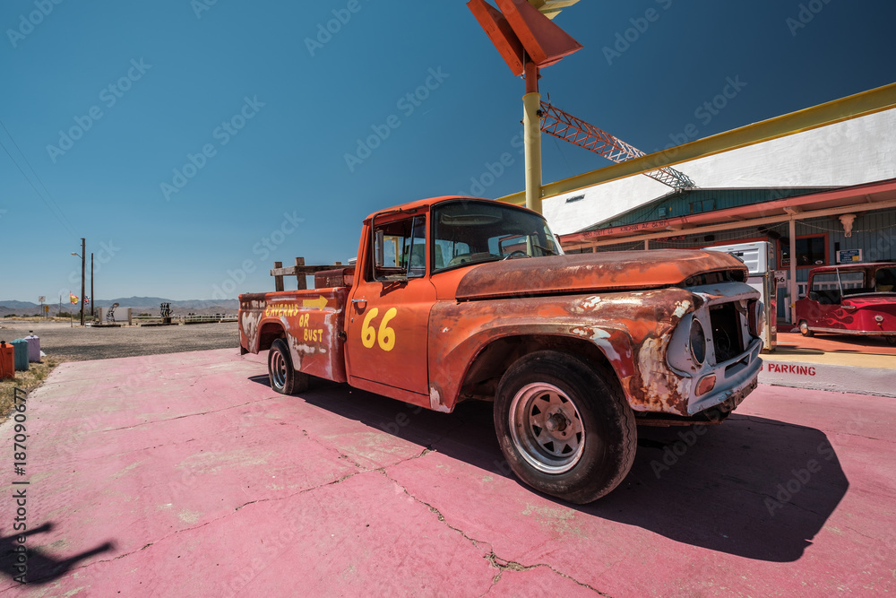 Fototapeta premium Old car near historic route 66 in California