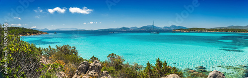 Panoramica sul bellissimo mare turchese e cristallino della baia di Petra Ruja - Costa Smeralda - Costa nord est della Sardegna