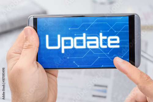 Smartphone mit dem Text Update auf dem Display