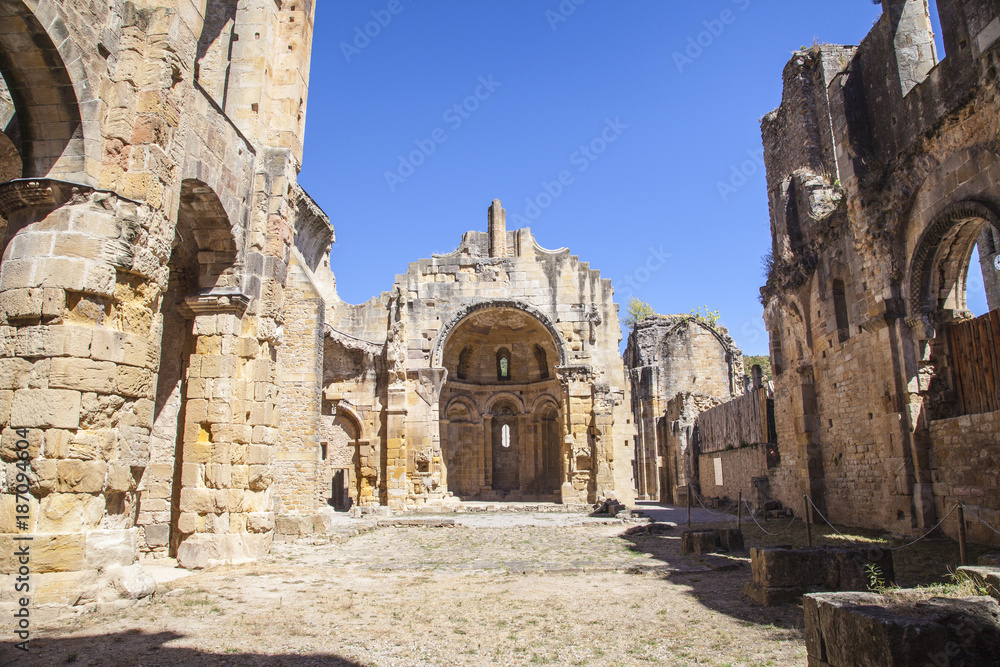 Les ruines d'une église dans la région de Carcassonne