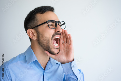 Cuadro en lienzo Attractive Man Cupping Hand and Shouting Loud