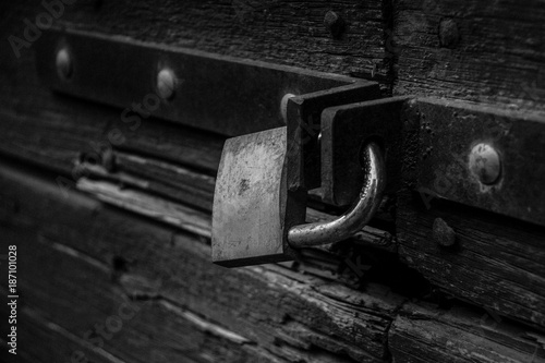 Porta chiusa con lucchetto © Silvano