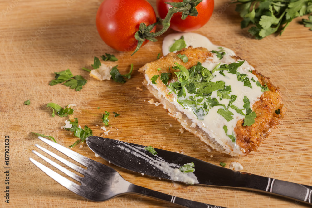 Pork schnitzel with white sauce and parsley Pork schnitzel with white sauce and parsley