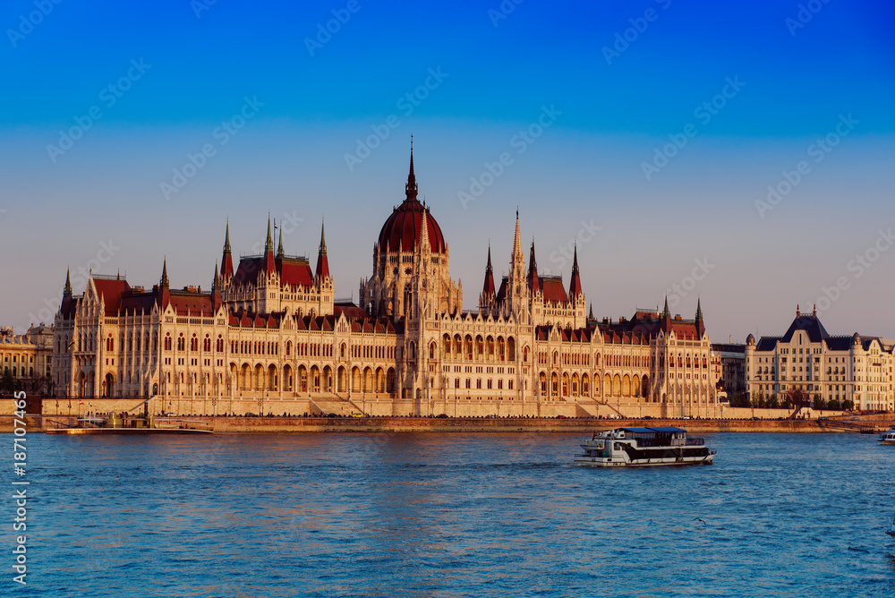 Fototapeta premium Budapest Parliament building and Danube river at sunset, travel Hungary background