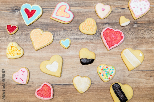 Tableau sur toile Viele bunte Herzen aus Plätzchen oder Keksen, Konzept Liebe und Muttertag