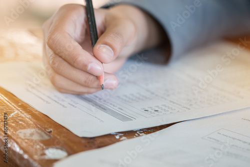 Billede på lærred Students concentration holding pencils in hand doing multiple-choice quizzes tes
