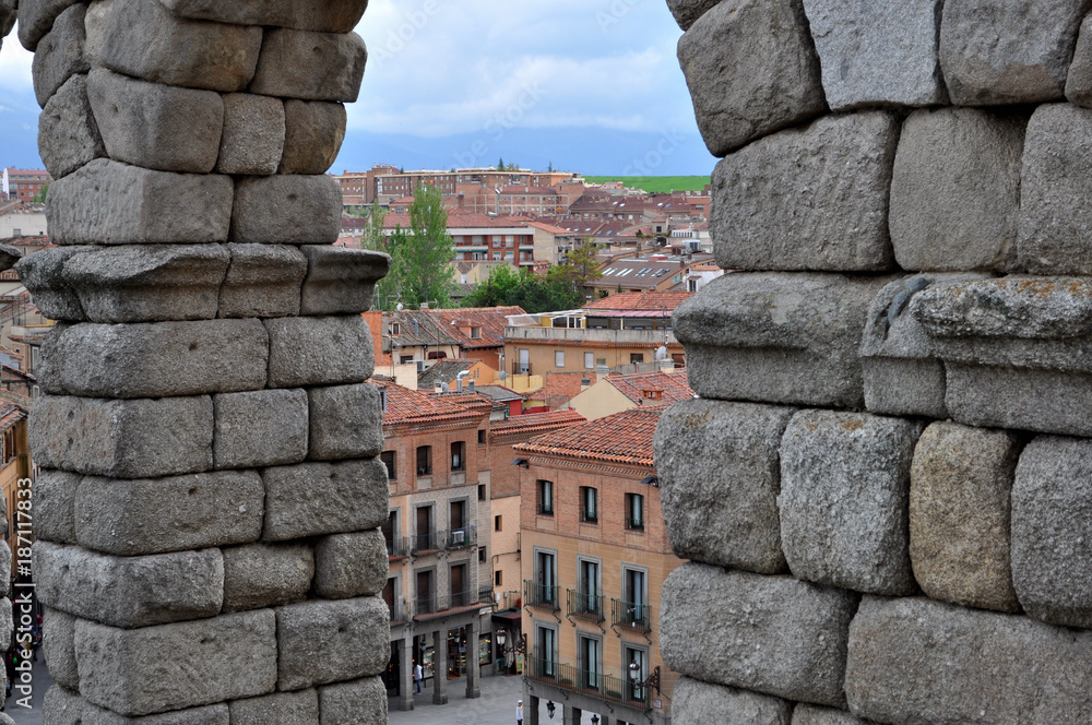 Ciudad de Segovia vista desde un arco del Acueducto, España