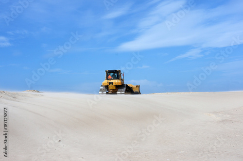 Planierraupe im Einsatz im Sand