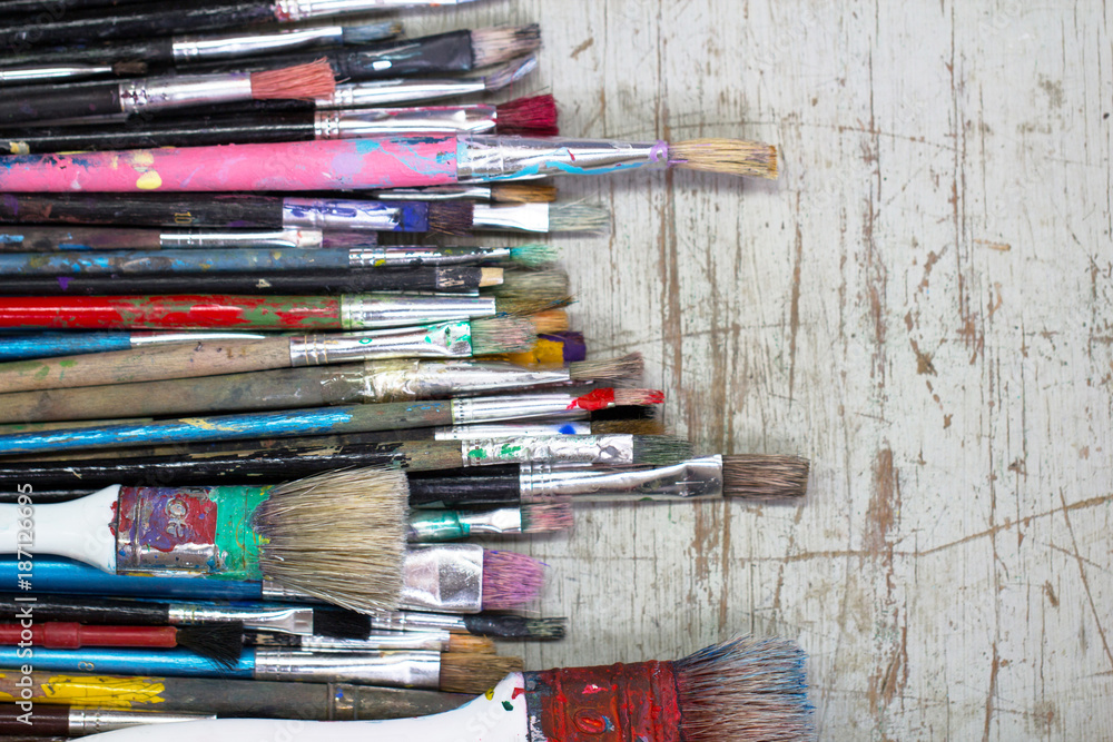 Obraz premium Set of old worn out paint brushes