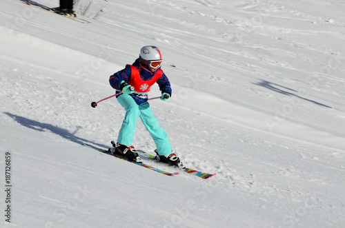 Skifahren, Wintersport, Kind beim Skilufen