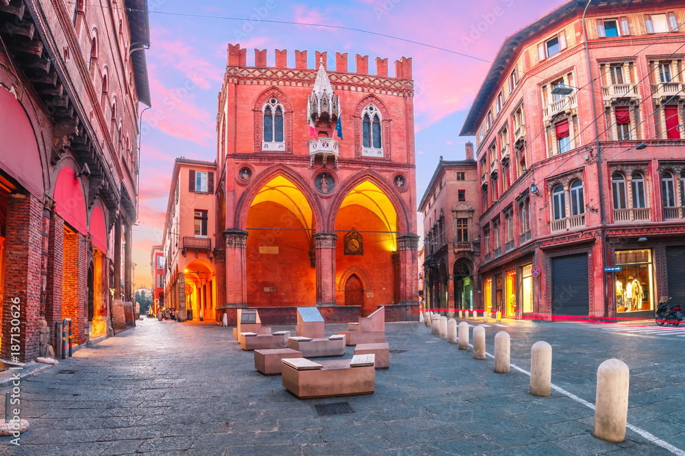 Naklejka premium Palazzo della Mercanzia o zachodzie słońca w Bolonii, Emilia-Romania, Włochy