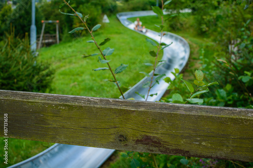 Mama und Tochter auf der Sommerrodelbahn Spaß 