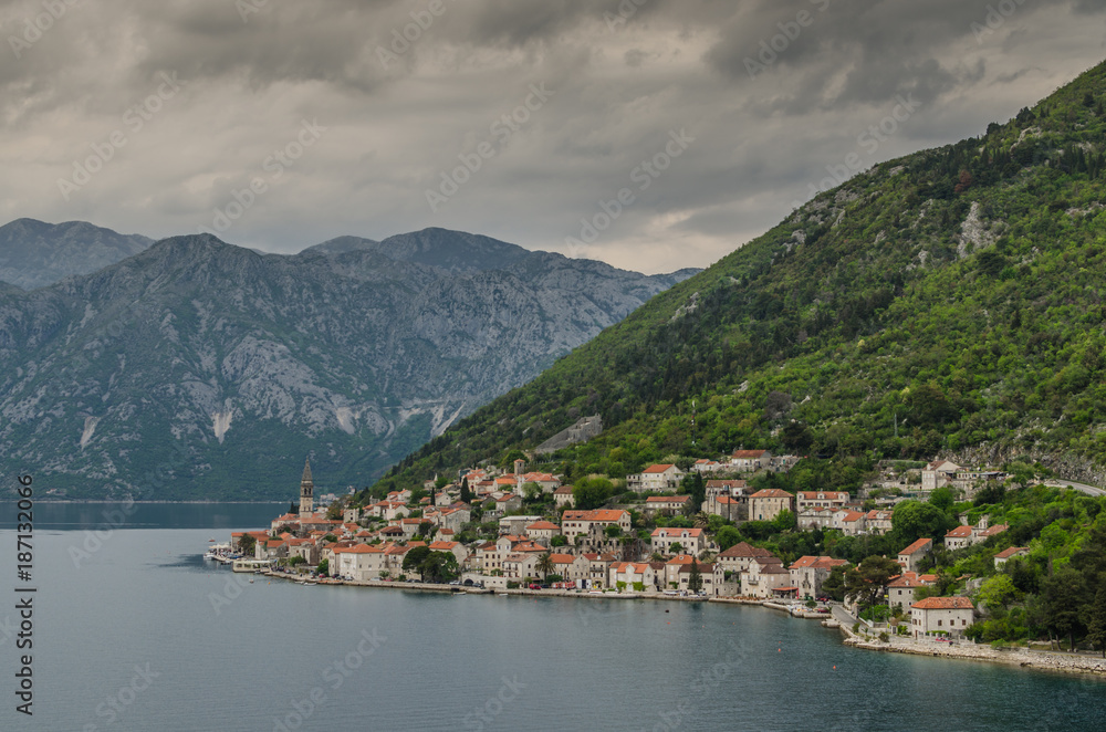 stadt am meer mit berge