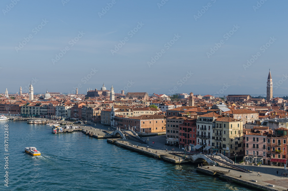 bruecken im hafen von venedig