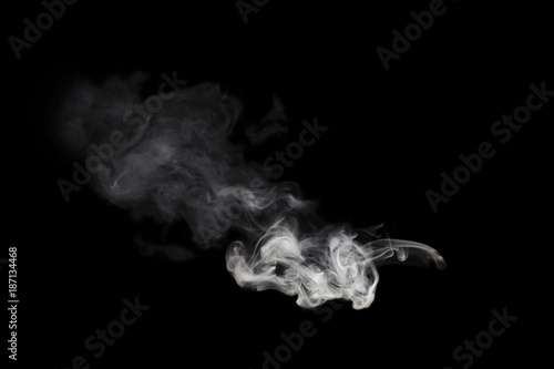 biały dym na czarnym tle