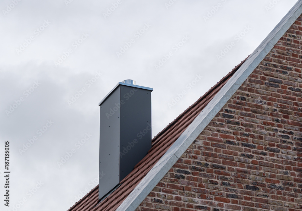 Moderner Schornstein auf einem Dach
