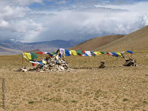 Drapeaux flotant en haut d'un col de haute montagne dans l'Himalaya