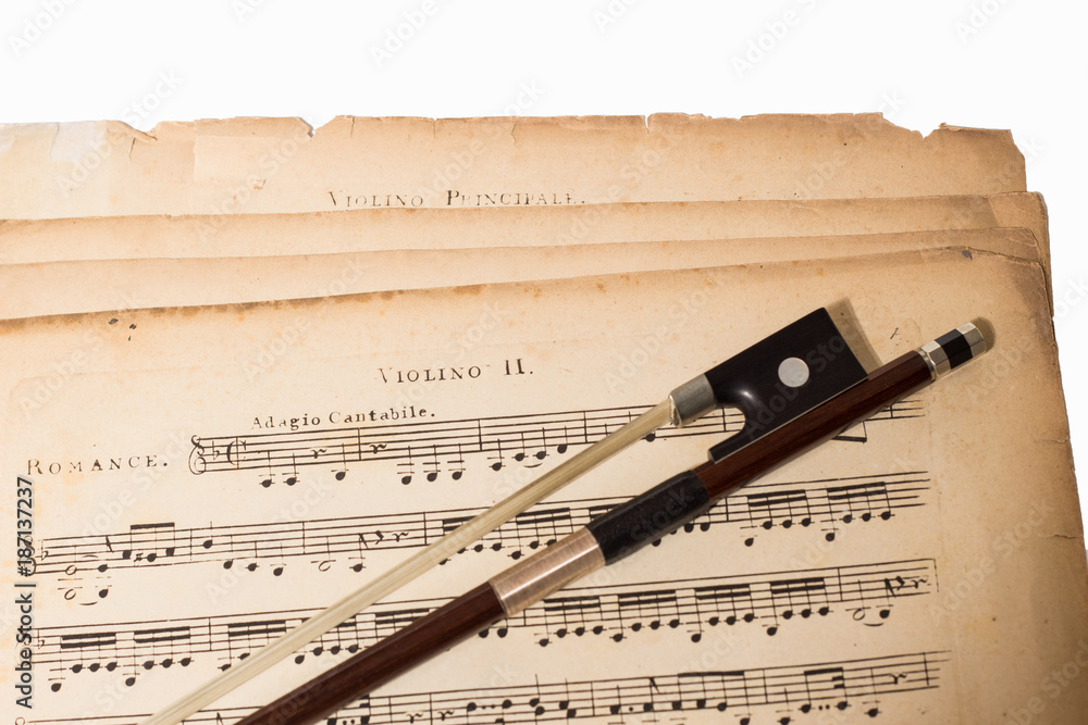 Fototapeta premium Noten mit Violinbogen