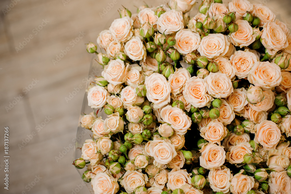 Fototapeta premium elegant big bouquet of a lot of small roses of beige color close up
